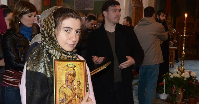 PRELUCRATA-femeie-biserica