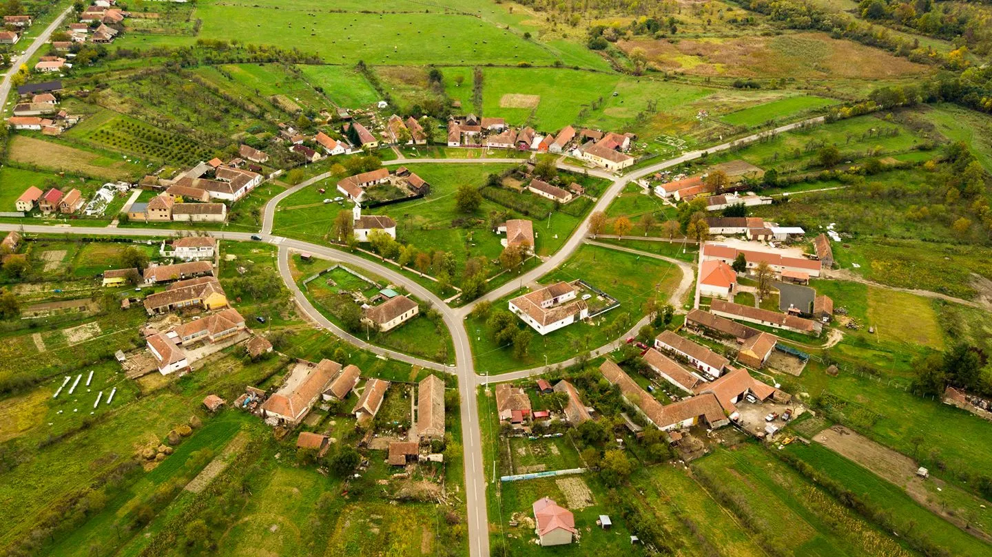 Charlottenburg, singurul sat rotund din România. Ce frumuseți nebănuite ascunde