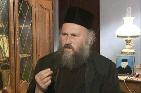 Părintele-Stareţ-Iustin-de-la-Mănăstirea-Oaşa-2-600×397