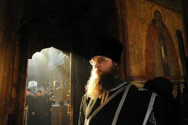 preot-calugar-monah-biserica-rugaciune-600×399-1-jpg